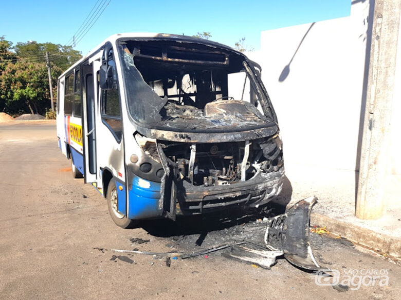 Vândalo ateia fogo em ônibus escolar em Dourado - Crédito: Blog do Ronco