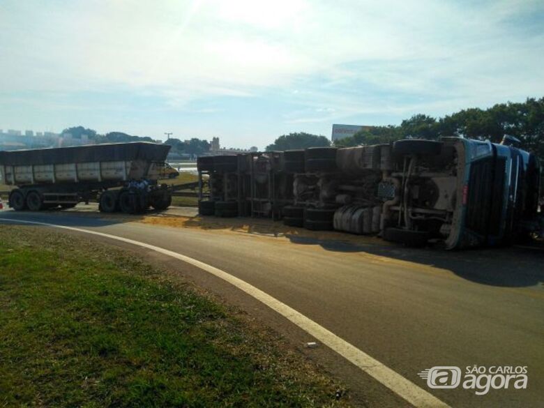 Motorista sofre mal súbito e caminhão bitrem tomba na Washington Luis - Crédito: Grupo Rio Claro