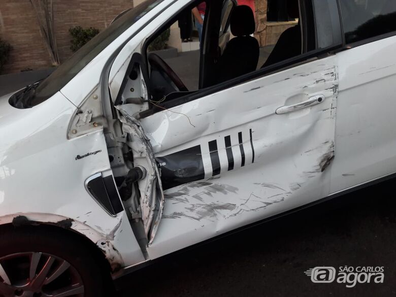 Colisão entre quatro carros deixa uma pessoa ferida na avenida São Carlos - Crédito: Maycon Maximino