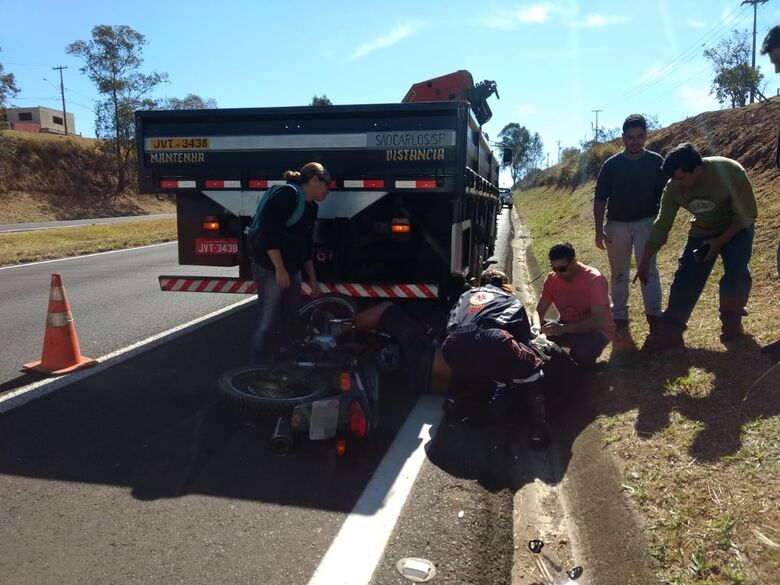 Motociclista bate em caminhão parado após ser fechado por carreta - Crédito: Luciano Lopes