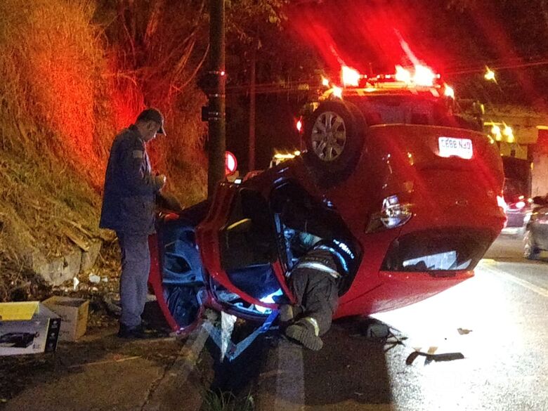 Carro capota em alça de acesso à rodovia Washington Luís - Crédito: Luciano Lopes