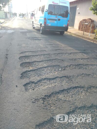 Buracos em rua no Jardim Ipanema revoltam moradores - Crédito: Divulgação