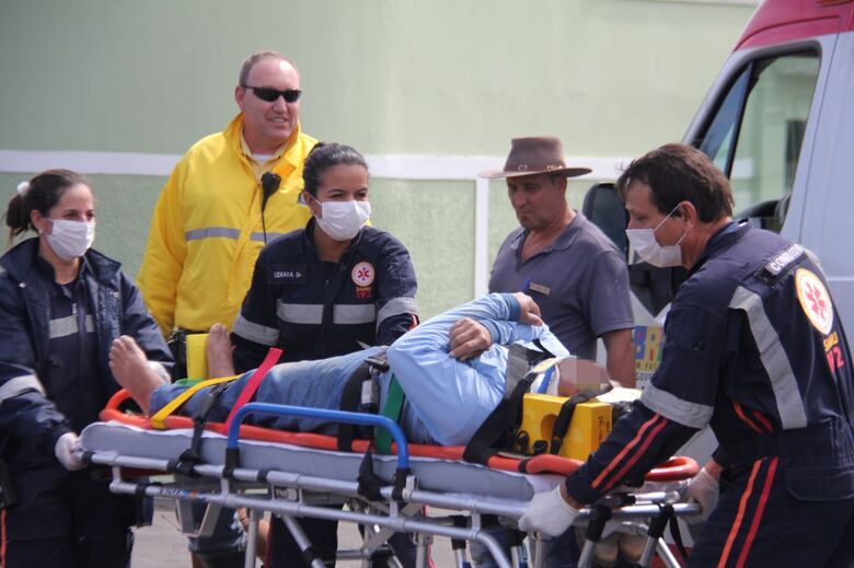 Após provocar colisão, ciclista fratura a tíbia e fíbula - Crédito: Maycon Maximino