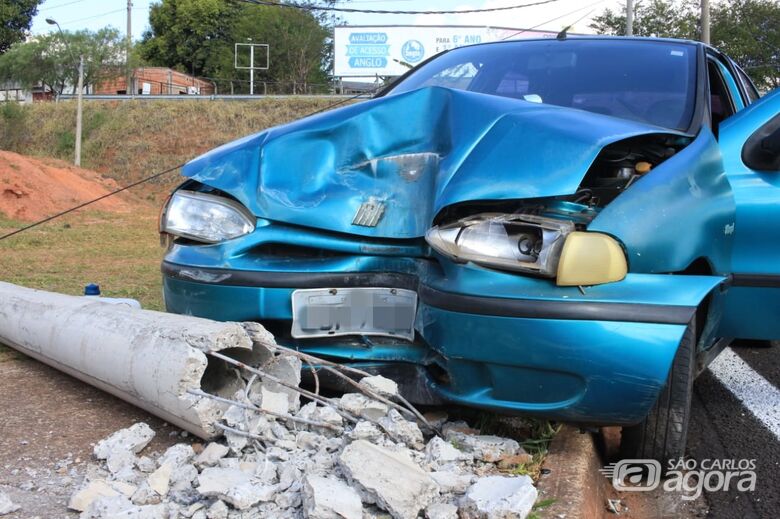 Volante trava e carro colide em poste na rotatória da UFSCar - Crédito: Marco Lúcio