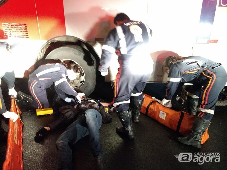 Jovem escapa da morte após ônibus passar sobre moto na Bela Vista - Crédito: Luciano Lopes