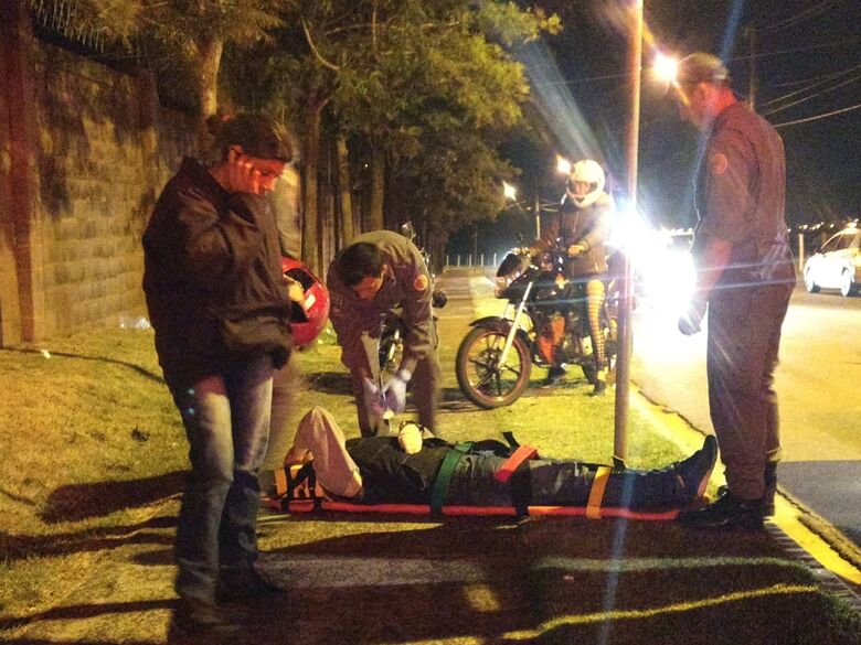 Motos colidem no Jardim Ipanema; dois feridos - Crédito: Luciano Lopes