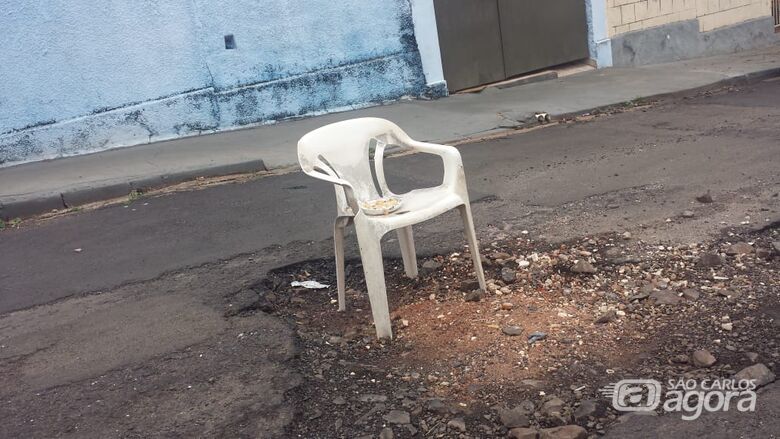 São Carlos tem até cadeira na rua para orientar motoristas - Crédito: Divulgação