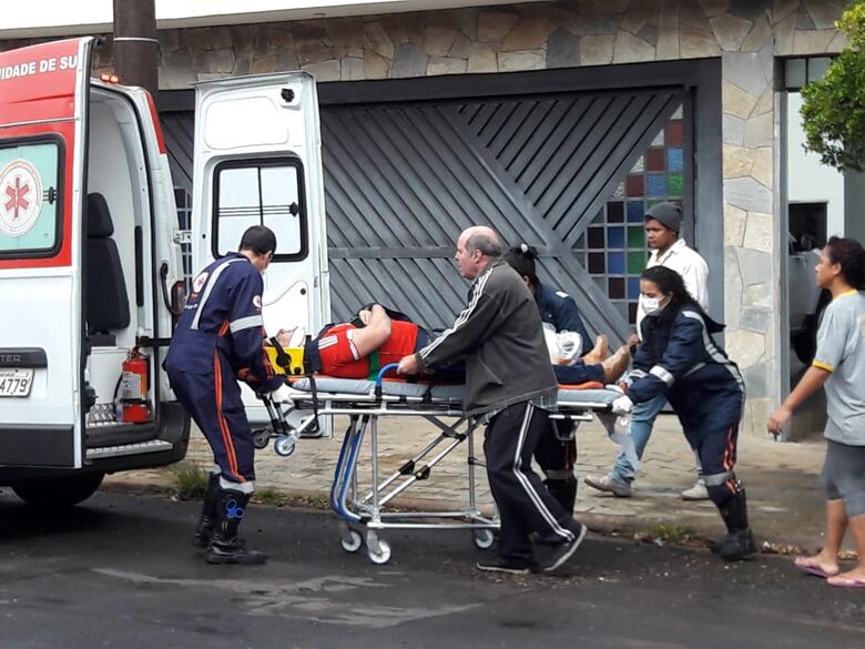 Trabalhador escorrega e sofre queda de 5 metros após cair do telhado - Crédito: Maycon Maximino