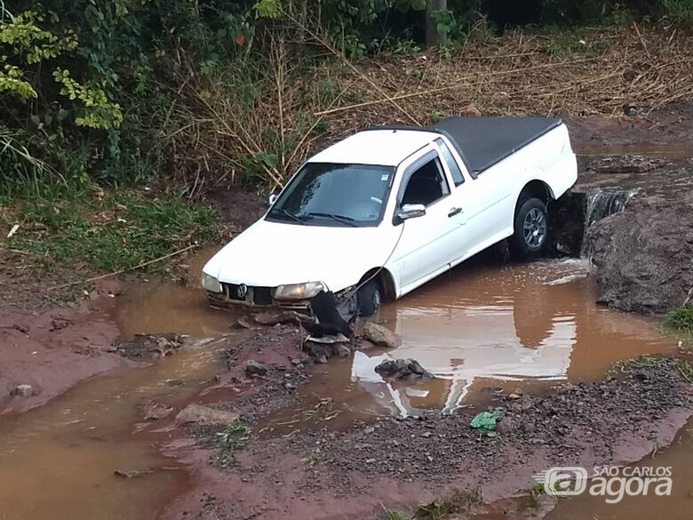 Chuva faz motorista perder controle e carro mergulha em córrego - Crédito: Divulgação