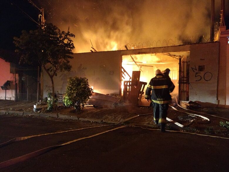 Casa desabitada pega fogo no Jacobucci - Crédito: Luciano Lopes