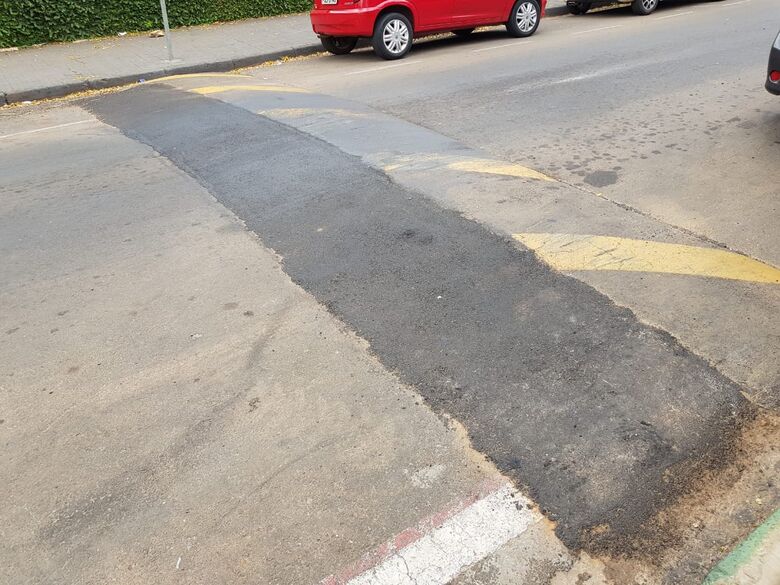 Prefeitura modifica lombada, mas não promove pintura - Crédito: Divulgação