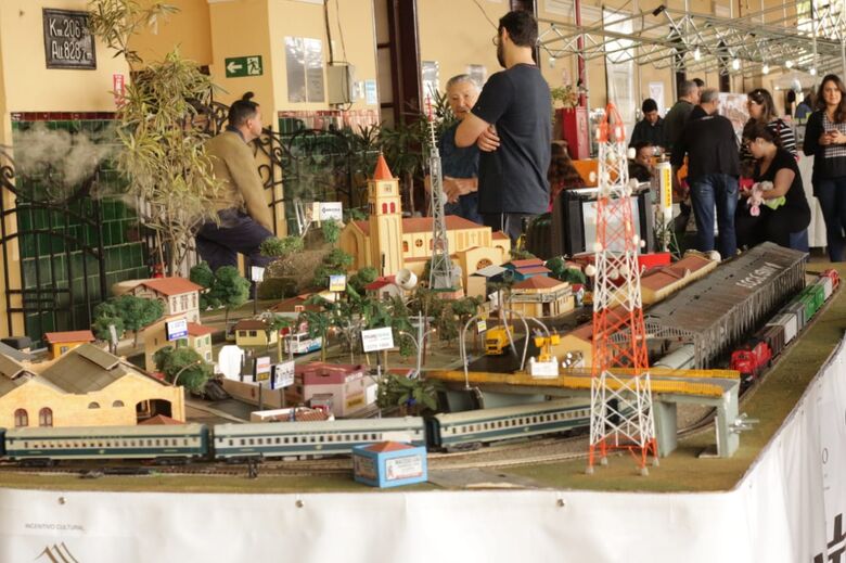 Maquetes de estações, vilas e trens encantam a plataforma da Estação Ferroviária - Crédito: Marco Lúcio