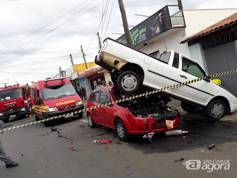 Carros ficam ‘encavalados’ após acidente no Fagá - Crédito: Marco Lúcio