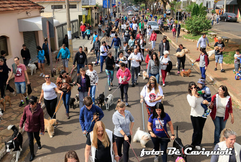 III Cãominhada na Vila Prado reúne família e animais - Crédito: Bê Caviquioli