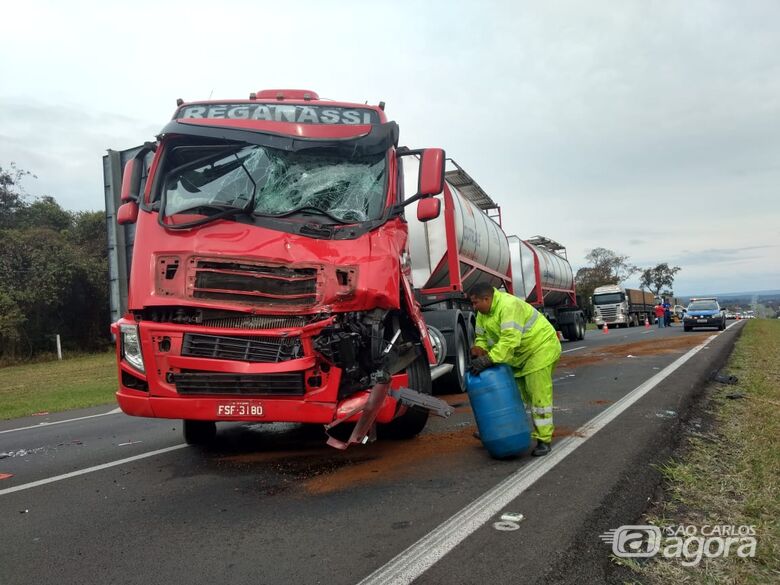 Colisão entre caminhões causa congestionamento na WL - Crédito: Luciano Lopes
