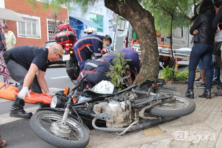 Após colisão, motociclista é arremessada em bueiro e fratura a tíbia - Crédito: Maycon Maximino