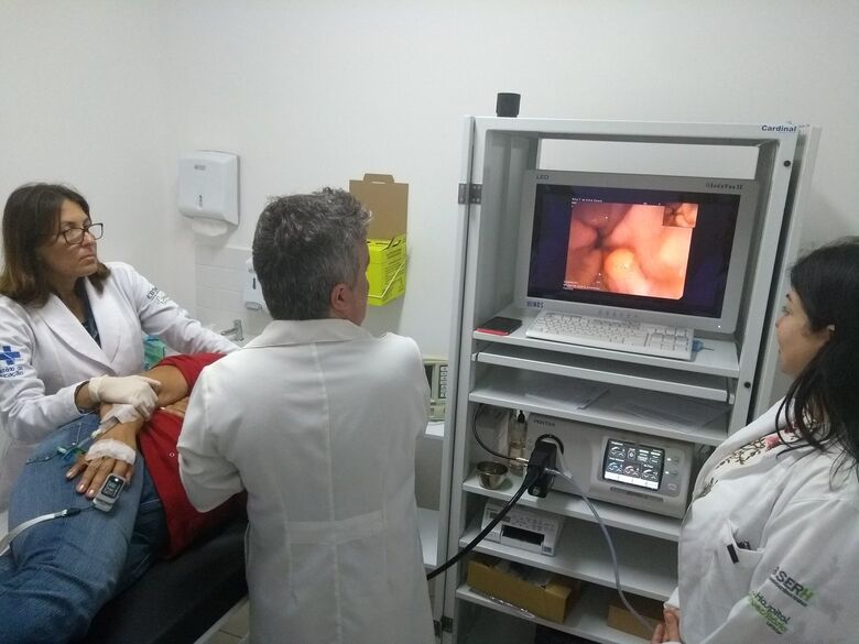 Realização do 1º exame do Serviço de Endoscopia do HU-UFSCar - Crédito: Marilia Corbini/HU