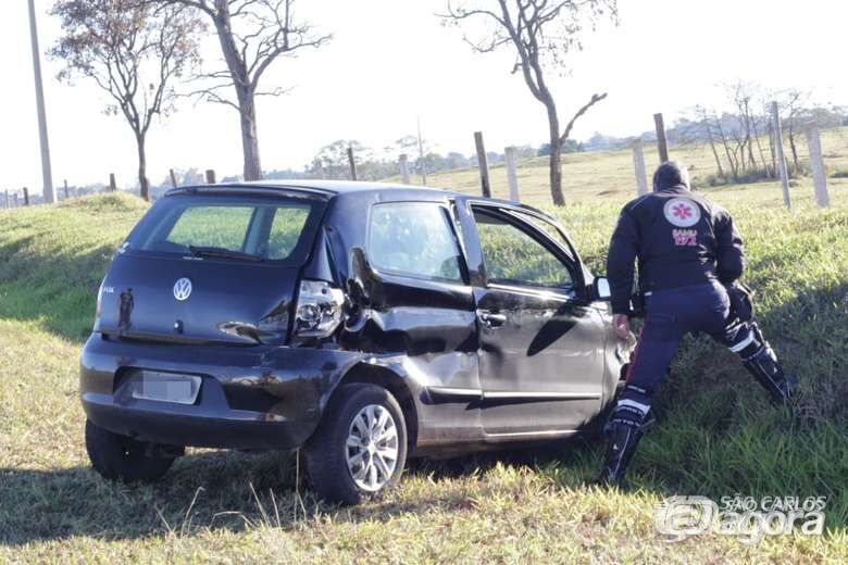 Motorista perde controle e colide carro em guard-rail - Crédito: Marco Lúcio