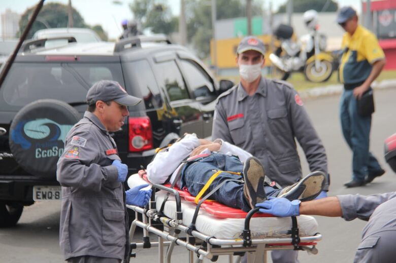 Motociclista colide na traseira de carro - Crédito: Maycon Maximino