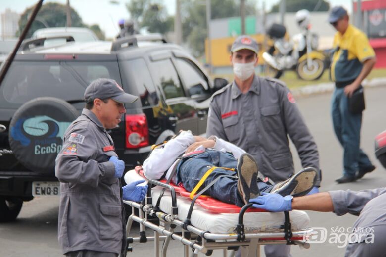 Motociclista colide na traseira de carro - Crédito: Maycon Maximino