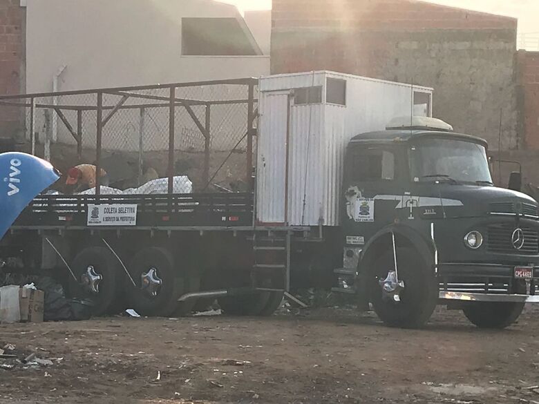 Até caminhão da coleta seletiva é flagrado descartando material no "lixão" do São Carlos 8 - Crédito: Divulgação