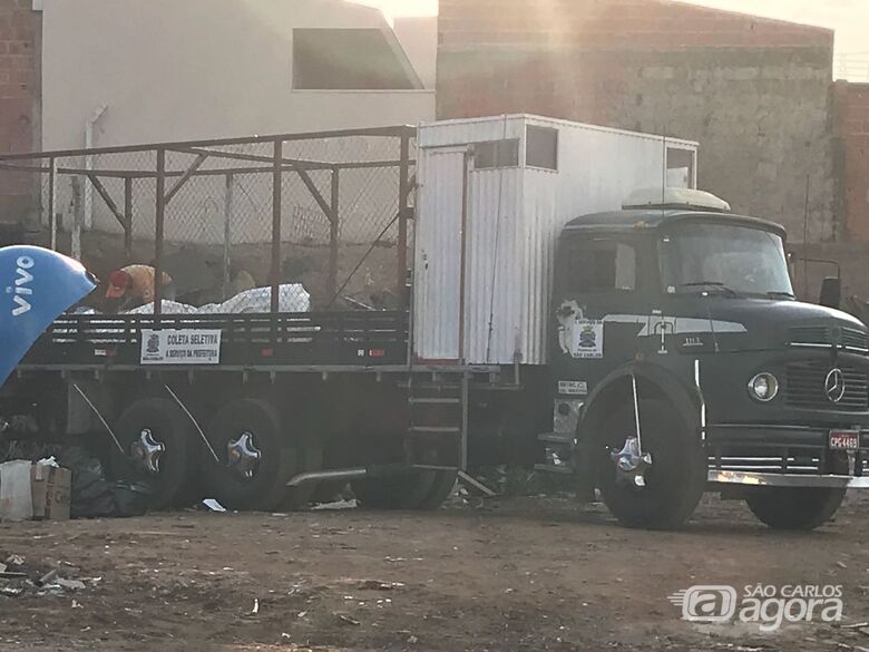 Até caminhão da coleta seletiva é flagrado descartando material no "lixão" do São Carlos 8 - Crédito: Divulgação