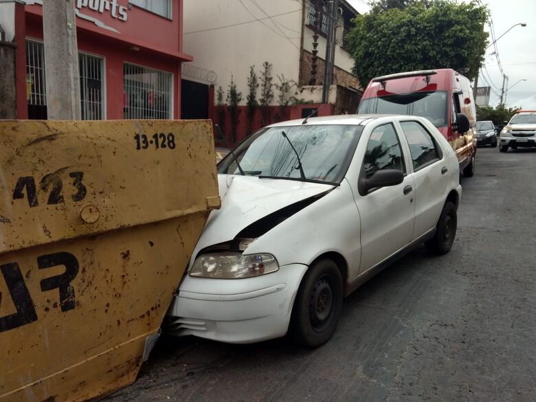 Motorista perde controle e acerta caçamba no Jardim Alvorada - Crédito: Luciano Lopes