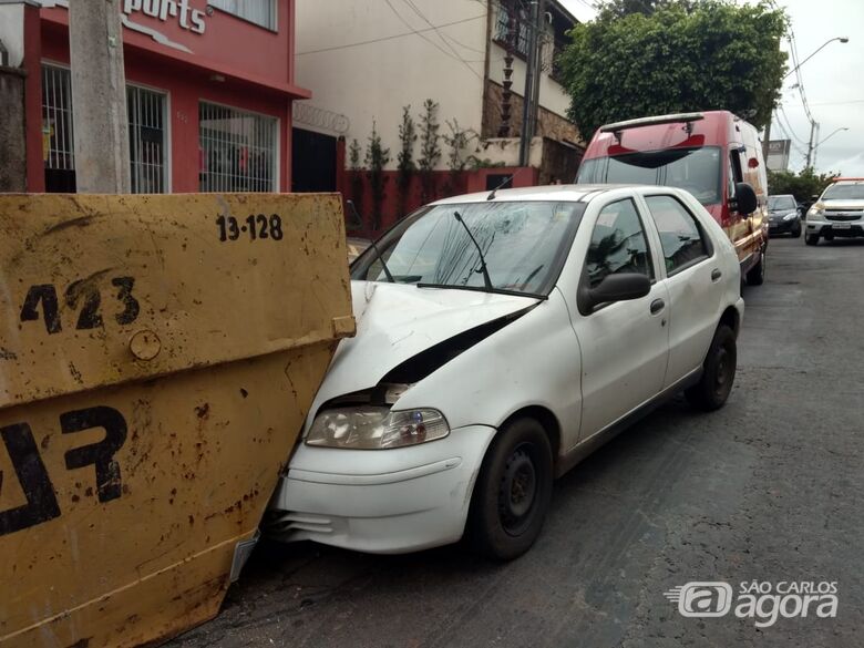 Motorista perde controle e acerta caçamba no Jardim Alvorada - Crédito: Luciano Lopes
