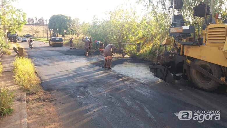 Empresa "quebra o galho" da prefeitura e realiza recape gratuito de ponte - Crédito: Divulgação