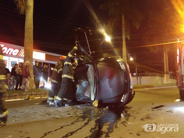 Carro tomba e deixa motorista ferida na Getúlio Vargas - Crédito: Luciano Lopes