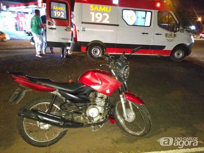 Motociclista é socorrido com suspeita de fratura no braço após colisão - Crédito: Luciano Lopes