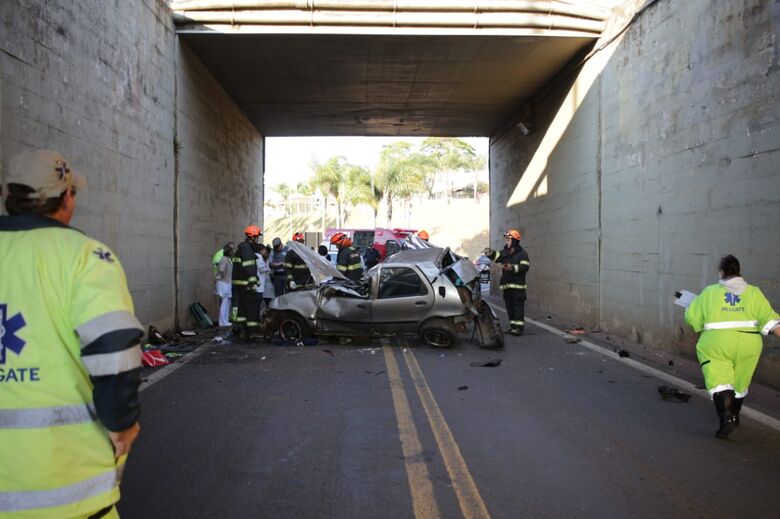 Rapaz morre após carro cair de viaduto na Washington Luis - Crédito: Marco Lucio