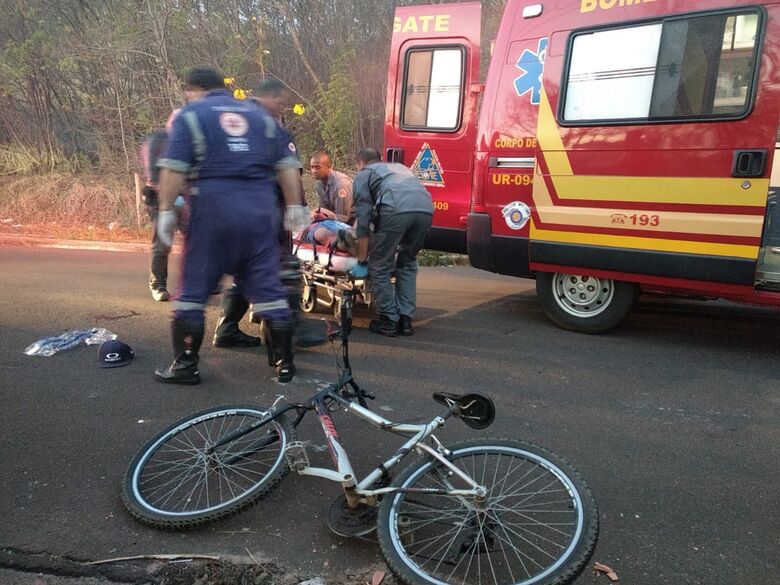 Ciclista sofre vários ferimentos após acidente no Medeiros - Crédito: Luciano Lopes
