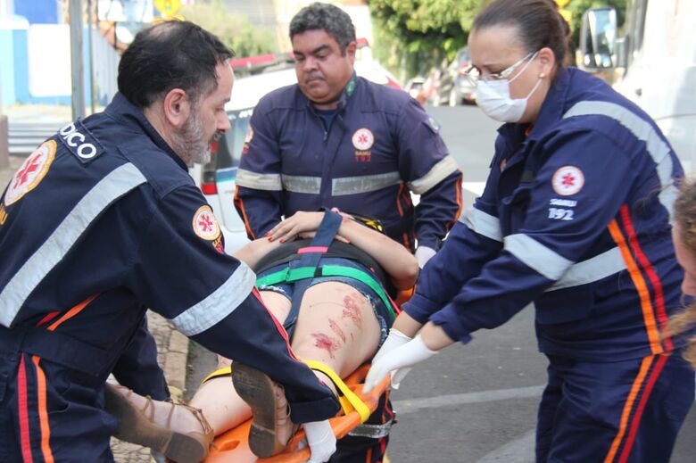 Jovem sofre acidente de moto na rua Santa Cruz - Crédito: Maycon Maximino