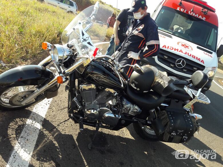 Motociclista sofre queda na rotatória da UFSCar - Crédito: Maycon Maximino
