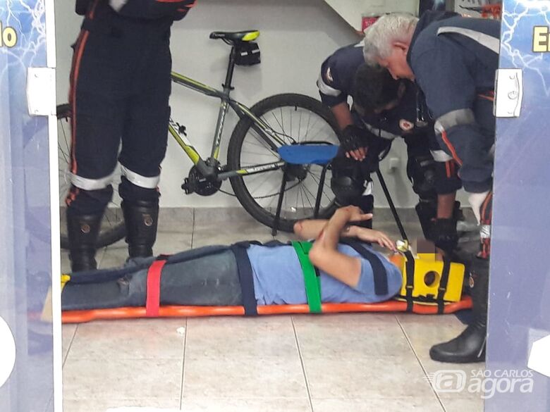 Ciclista cai após ser ‘fechado’ por veículo - Crédito: Maycon Maximino
