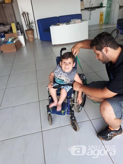 Joãozinho consegue a sua cadeira de rodas adaptada - Crédito: Divulgação