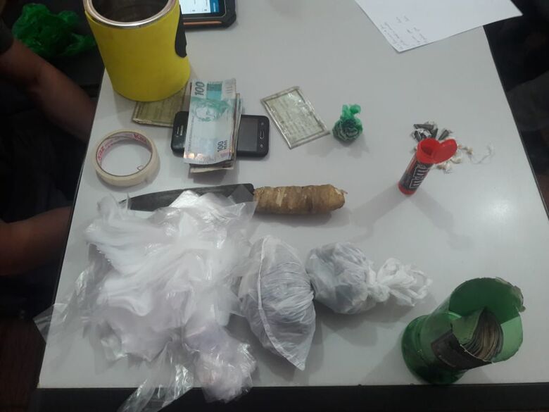 Dupla é flagrada com entorpecentes na Vila Pureza - Crédito: Maycon Maximino