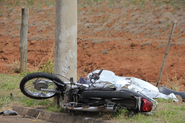 Motociclista morre após bater em poste na região do Damha - Crédito: Maycon Maximino