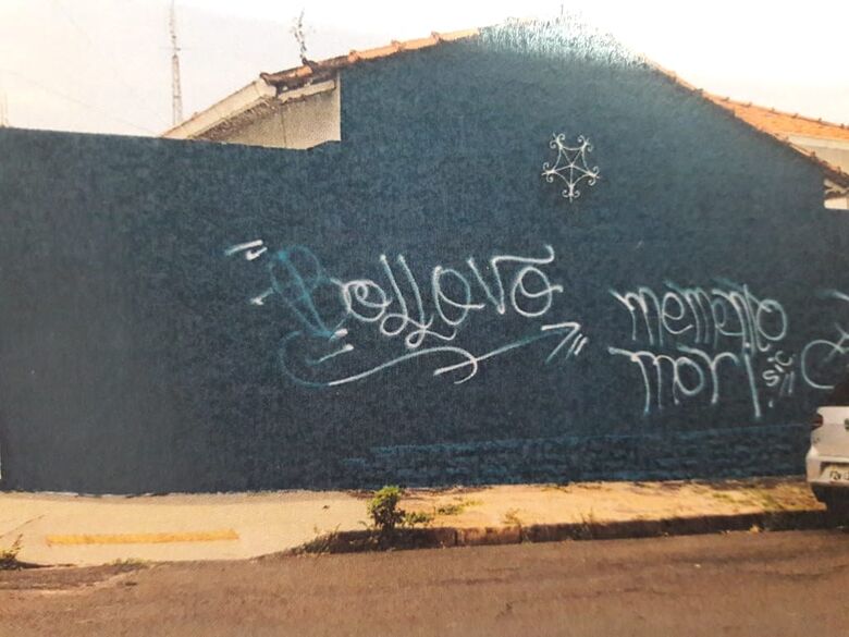 Vândalo picha parede de imóvel na Vila Nery - Crédito: Divulgação