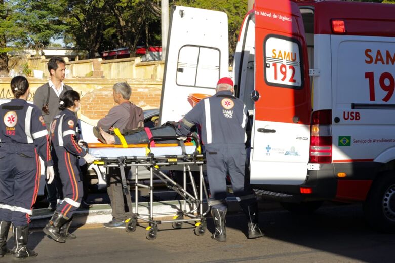 Casal fica ferido após colidir moto em carro - Crédito: Marco Lúcio