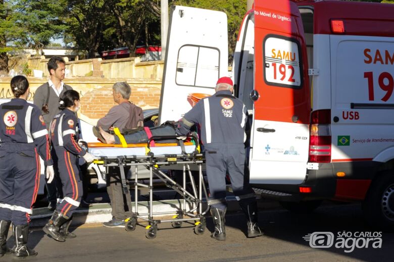 Casal fica ferido após colidir moto em carro - Crédito: Marco Lúcio