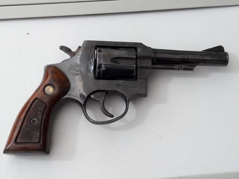 Homem escondia arma e munições no forro da casa - Crédito: Maycon Maximino
