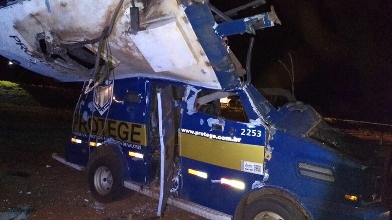 Armados de fuzis, criminosos explodem carro forte na região - Crédito: X-Tudo Ribeirão