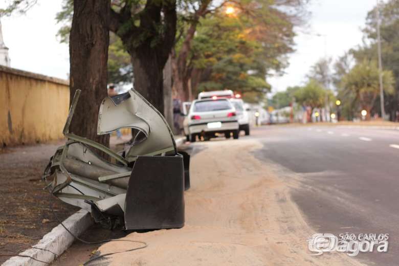 Semáforo é arrancado após colisão na Luís Augusto de Oliveira - Crédito: Marco Lúcio