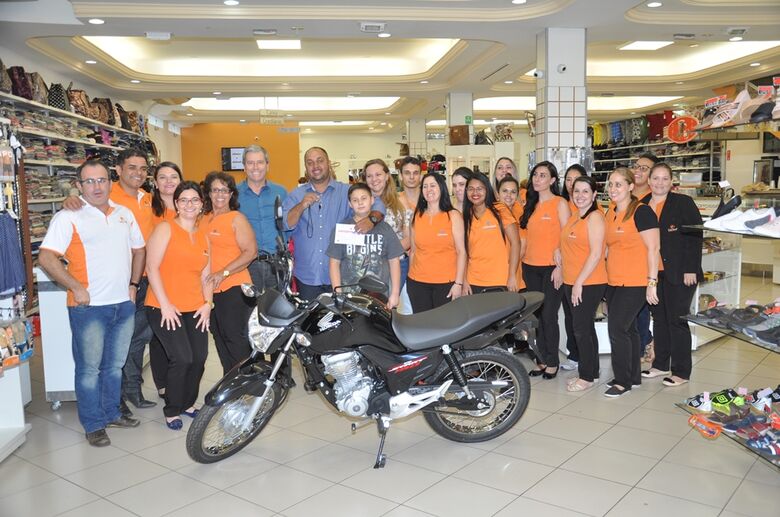 Acisc entrega moto ao ganhador da promoção do Dia dos Pais - Crédito: Divulgação