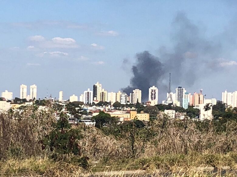 Incêndio atinge depósito de reciclável e cortina de fumaca impressiona - Crédito: Maycon Maximino