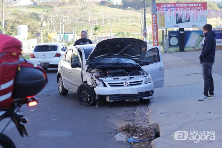 Roda trava e carro colide em poste no Botafogo - Crédito: Marco Lúcio