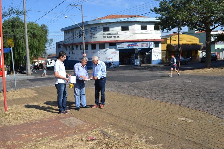 Azuaite conversa com o secretário de Transporte e Trânsito, Coca Ferraz, pedindo mudanças para a melhoria da mobilidade e segurança no trânsito - Crédito: Assessoria do vereador
