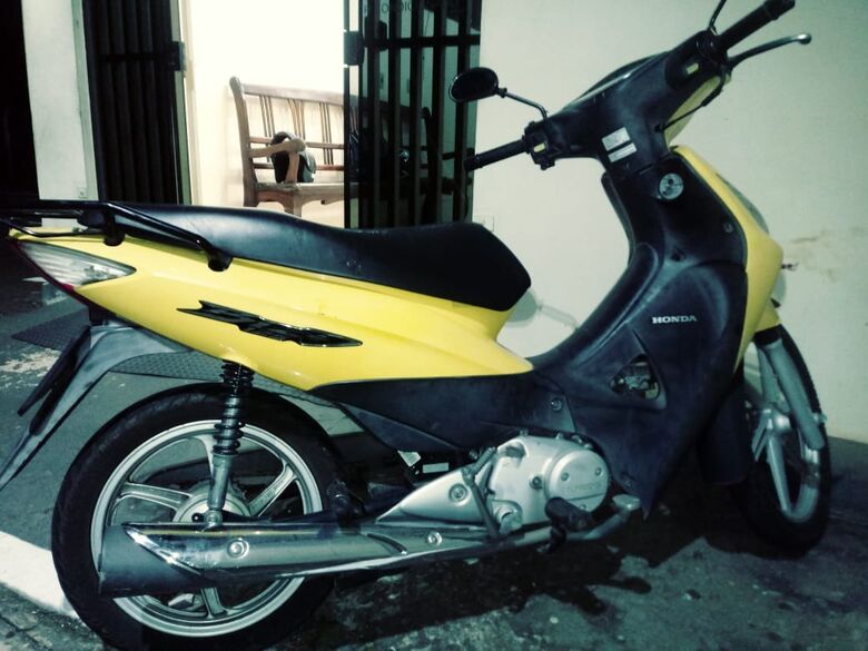 Moto furtada na escola Maria Ramos é localizada pelos irmãos da vítima - Crédito: Luciano Lopes